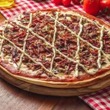 Nossa pizza tem massa leve com bordas douradinhas, caprichada com ingredientes selecionados e cheia de sabor!