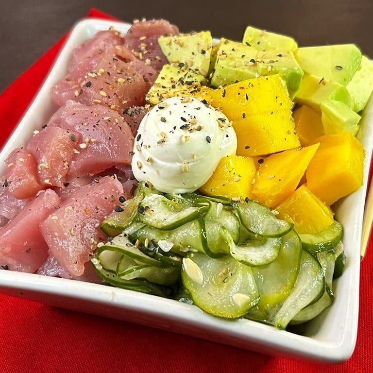 Base De Arroz Japonês + Atum Cortado Em Cubos + Manga + Sunomono + Abacate + Crean Chesse E Gergelin