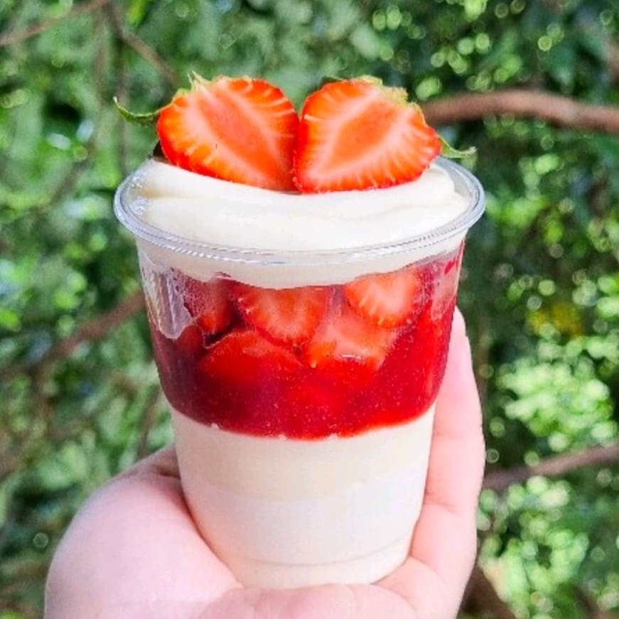 Mousse de Ninho, Creme de Ninho, Morangos picados e Geleia de Morango Artesanal. (Peso aproximado 250gr)