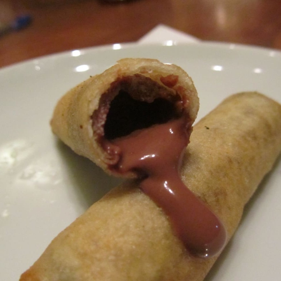 São 2 rolinhos feitos com massa crocante e recheados com o seu sabor preferido.  Escolha entre: chocolate ao leite, chocolate branco, doce de leite, entre outros...