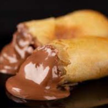 Massa crocante recheada com creme de avelã.