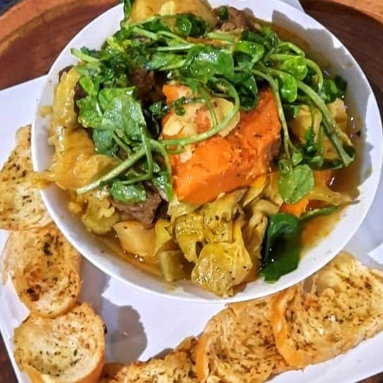 Deguste a vibrante '707 - Sopa de Legumes com Picanha'. Esta sopa, pertencente à categoria 'Sopas', é uma harmoniosa combinação de suculentos pedaços de picanha, cuidadosamente cozidos com uma seleção de legumes frescos e nutritivos. Para finalizar, este prato é harmoniosamente acompanhado por torradas crocantes ao alho, que acrescentam uma textura adicional e um sabor intenso. Uma refeição reconfortante, saudável e absolutamente saborosa, perfeita para aquecer seu paladar em noites frias.