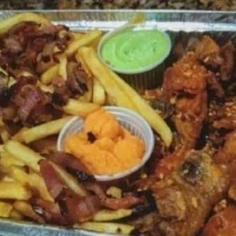 Frango à passarinho com batata frita, cheddar e molho da casa.