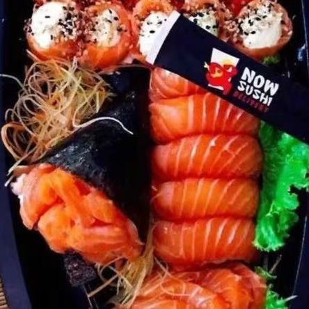08 sashimis de salmão + 01 temaki philadelfia +04 sushis de salmão + 05 joe joe +05 joe joe ebi

Combo especial para quem ama variedade e frescor. São 8 sashimis de salmão bem fresquinhos, 1 temaki Philadelphia com salmão e cream cheese, 4 sushis de salmão, 5 joe joe de salmão recheados com cream cheese e molho especial e 5 joe joe ebi, feitos com camarão e toque especial da casa. Uma combinação completa para quem não abre mão do melhor da culinária japonesa.

** Todos os pedidos serão enviados no barquinho promocional enquanto durarem os estoques.