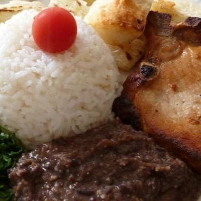 Um belo de um carre grelhado acompanhado com arroz,tutu de feijão e couve refogada ao alho