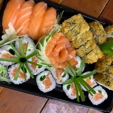 4 Sashimi de salmão, 4 Sushi de salmão, 10 Holl de filadelfia, 12 Hot filadelfia + Coca Cola 310 ml