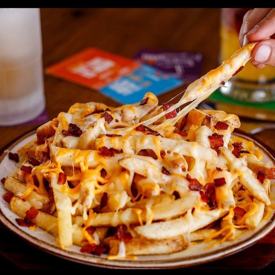 Batata com cheddar e bacon e Calabresa