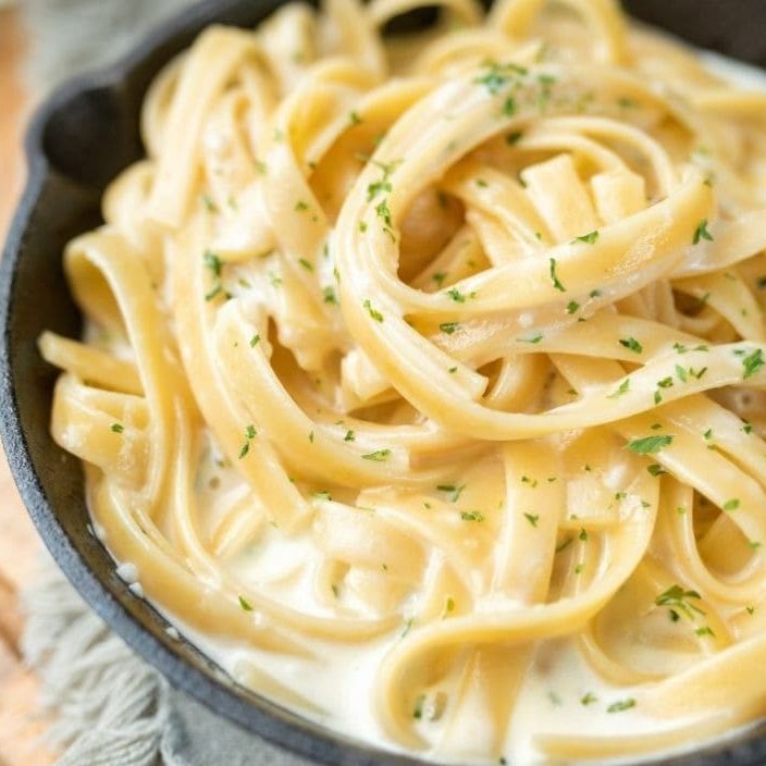 Nossa cozinha prepara as massas saborosas, leves e suculentas, com nossos molhos caseiros. Fettuccine com molho de sua escolha *** Tamanho Pequeno ***  Ingredientes de alta qualidade, trazendo muito sabor para sua refeição, seja almoço ou jantar.  Prove a melhor massa da sua vida!  Imagem ilustrativa.