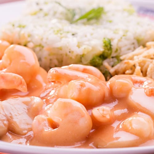 Arroz branco ou integral  strogonoff de camarão batata palha salada