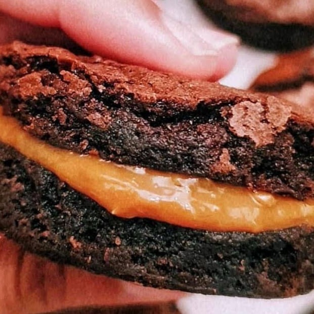 Um macio brownie recheado com um cremoso doce de leite