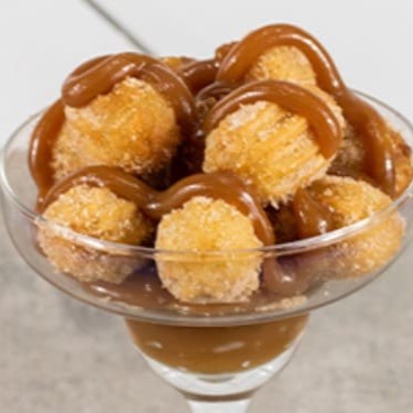 10 unidades de deliciosos churros, fritos, recheados com doce de leite e empanados em açúcar e canela.