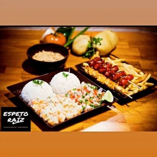 Excelente pra 2 pessoas, acompanha 2 espetinhos tradicionais 2 porção de arroz branco soltinho,maionese de alta qualidade ou macarronese molho a companha e a farofa de bacon e calabresa da casa e batata frita!( Tudo na porção pra 2 )