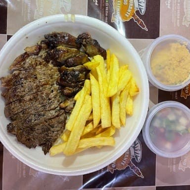 Apresentamos a você o nosso 'Churrasco com Carne e Coração', uma opção requintada da nossa categoria 'Pratos'. Este prato oferece um delicioso e suculento churrasco, composto por cortes selecionados de carne e coração, que são grelhados à perfeição para realçar seus sabores ricos e autênticos. O churrasco é servido com acompanhamentos tradicionais que complementam perfeitamente o prato. Temos arroz branco macio e soltinho, feijão temperado com especiarias que realça o seu sabor, batatas fritas crocantes e douradas, um molho caseiro saboroso e, finalmente, uma farofa crocante e bem temperada. Esta combinação perfeita promete uma experiência gastronômica inesquecível e satisfatória!