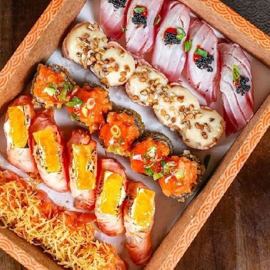 5 Hot spicy - Hot com tartar de Salmão e Geleia de pimenta   5 Sushi salmão com laranja caramelizada   5 Sushi atum com ovas de massago   5 Joe com creme brulle de rapadura e Castanha   5 Joe de tartar mix com crispy de batata doce