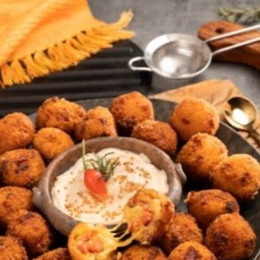 Deliciosos bolinhos recheados com pepperoni e queijo parmesão. Porção com 10 unidades, acompanha molho à base de mostarda e mel.