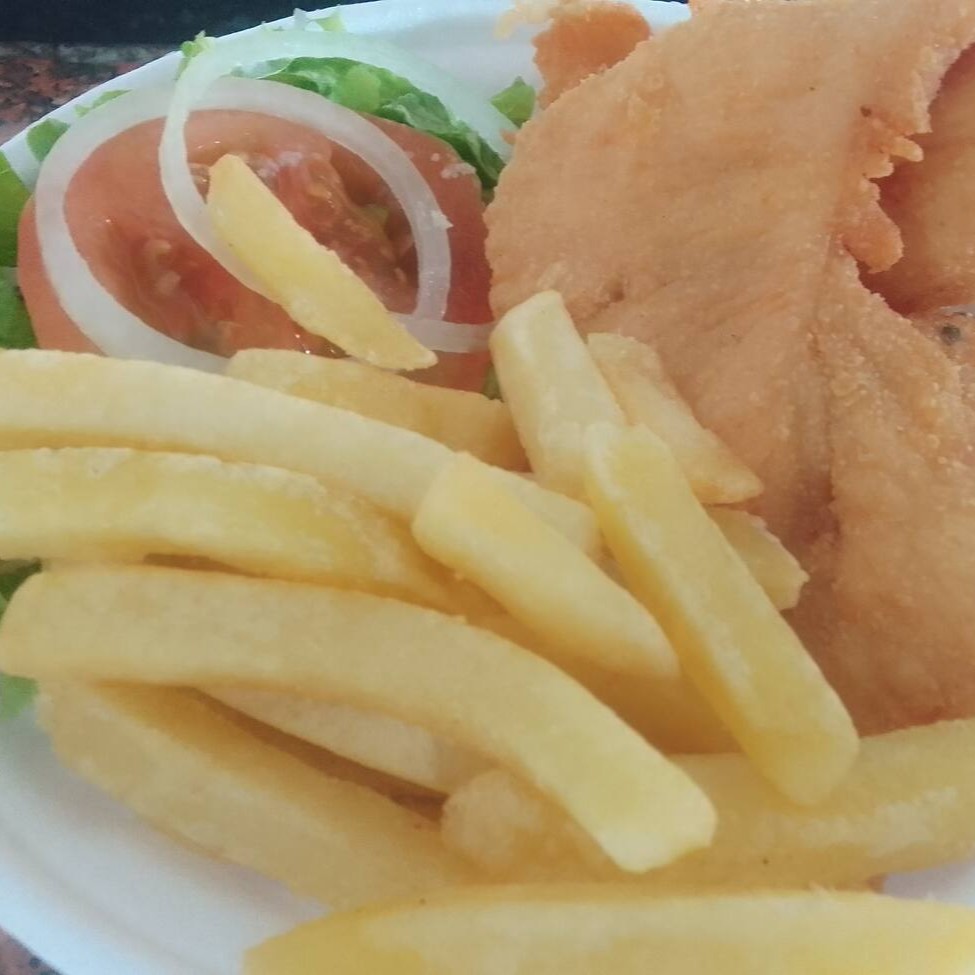 Filé de frango empanado e frito até ficar douradinho e crocante, acompanhado de arroz branco soltinho, feijão bem temperado, farofa, batata frita e salada verde fresquinha. Um clássico caseiro que agrada todo mundo!