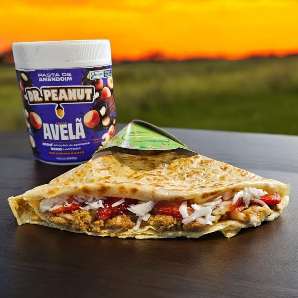 Delicioso crepe feito com massa artesanal, super recheado com a maravilhosa pasta de whey protein de amendoim zero lactose e zero gluten Dr. Peanut sabor avelã. Adicione 2 acompanhamentos de sua preferência!