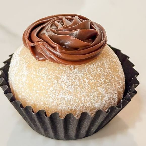 Deliciosa massa feito do melhor leite em pó, finalizado com Nutella e leite em pó    --------------- Com base do nosso Bendito Brownie recheada com brigadeiro cremoso de Ninho e finalizada com granulado em flocos e Kinder Bueno!  ----------------- bolo ,  tortanopote ,  morango , cenoura , chocolate ,  taxagratis ,  promoção , doce , sobremesa ,  bolocaseiro ,  delivery ,  confeitaria , cafeteria , mousse , brigafeiro , doce , brownie , churros , copo da felicidade , brigadeiro , entregarapida , combo , doceria ,  gostoso , fatiabrownie , kinderbueno