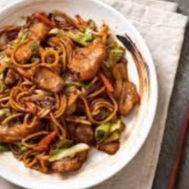 Lamém com legumes refogados no tradicional Sake Japonês e autênticos molhos chineses com Filé Mignon Suíno em tiras. Legumes: Repolho Verde, Repolho Roxo, Brócolis e Cenoura