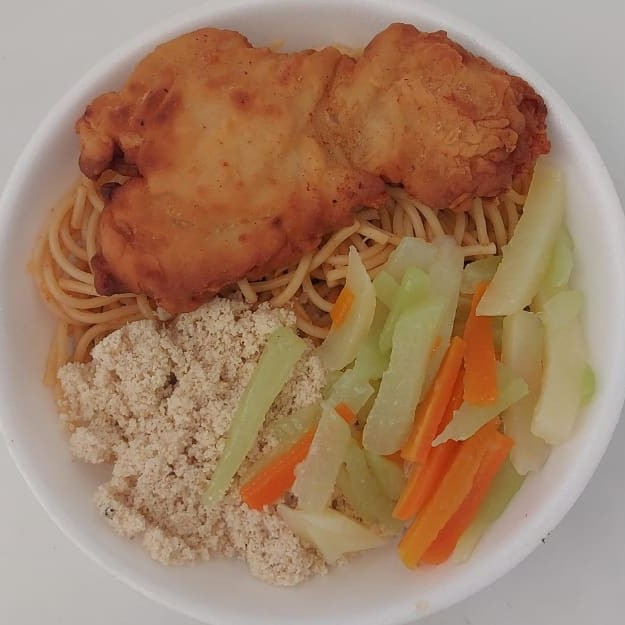 Filé de Frango a Milanesa, acompanhado por arroz, feijão, macarrão, farofa, com fritas, salda de legumes ou salada verde.