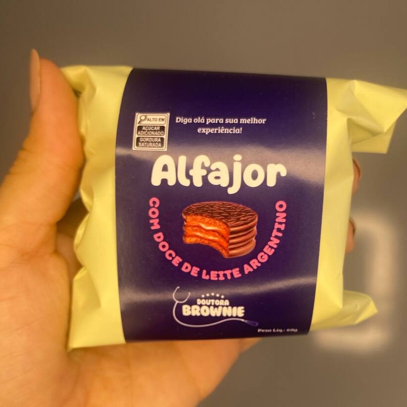 2 camadas de doce de leite argentino, 3 de biscoito coberto por muito chocolate branco!