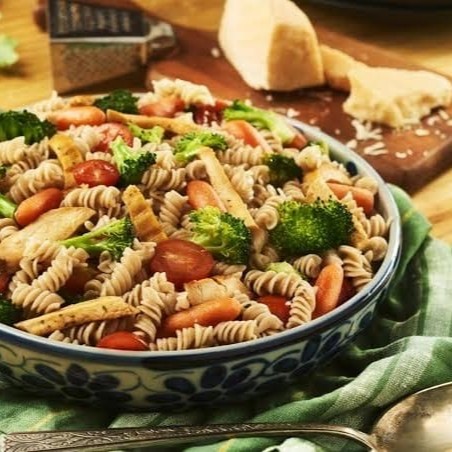 Uma massa fuzili tricolor colorida e al dente, combinada com suculentos filés de sobrecoxas dourados na perfeição. Uma refeição saborosa e equilibrada, que une a leveza da massa com o sabor irresistível da carne de frango.