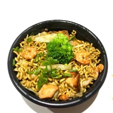 Camarão, salmão fresco, repolho roxo, cenoura, repolho verde, acelga, brócolis e molho especial do cheff.