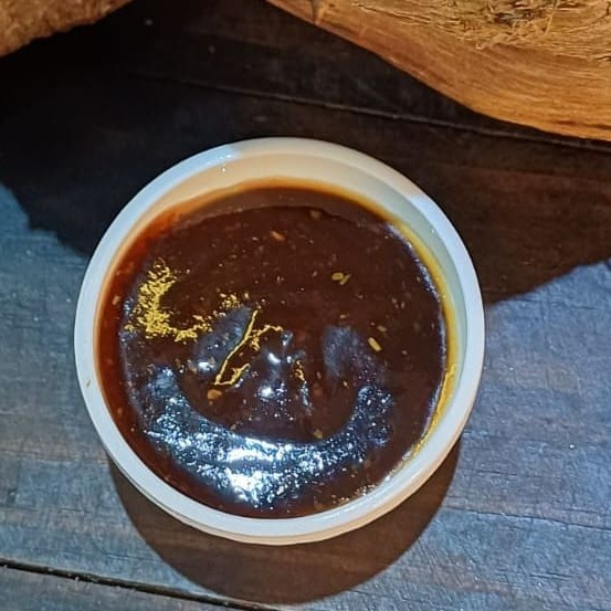 Molho a base de barbecue, melado de cana e especiarias.
