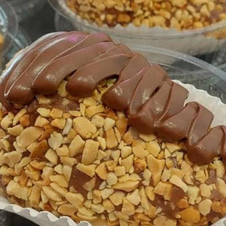 Coxinha doce estilo Ferrero Rocher. Um suculento brigadeiro com morango, crocantes e Nutella. Super gostoso!