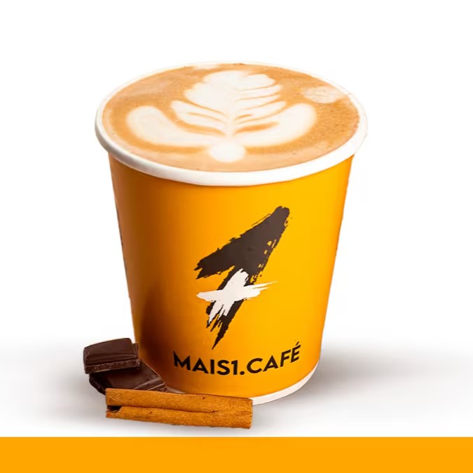 Adentre no mundo dos sabores com o nosso 'Super Mocha', uma inebriante mistura de café espresso, suavemente harmonizado com leite vaporizado, que traz uma textura cremosa e irresistível. A adição de chocolate francês, conhecido por sua qualidade superior, confere ao drink uma doçura equilibrada e sutil. O toque final fica por conta da canela, que agrega um aroma e sabor especiais, tornando essa bebida quente de 220ml uma experiência sensorial única e prazerosa.