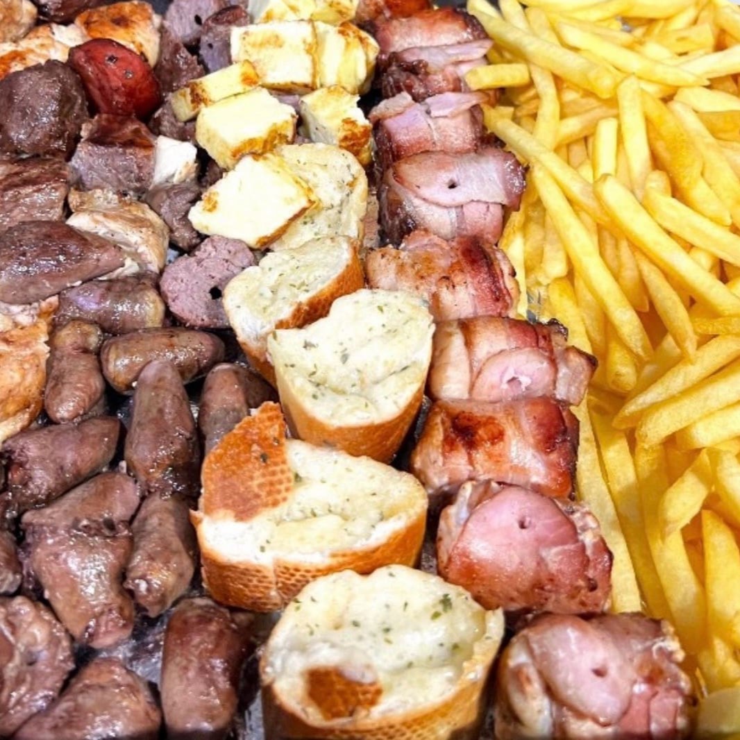 Combo Top 5 – R$89,99  O favorito da galera! Perfeito pra matar a fome com muito sabor:   5 espetos da sua preferência  400g de batata frita crocante  150g de vinagrete fresquinho  150g de farofa temperada  1 refrigerante 1,5l Grátis  Tudo isso por apenas R$89,99 Ideal para compartilhar ou se deliciar sozinho! Peça agora e aproveite essa explosão de sabor do Espetinho do Filé
