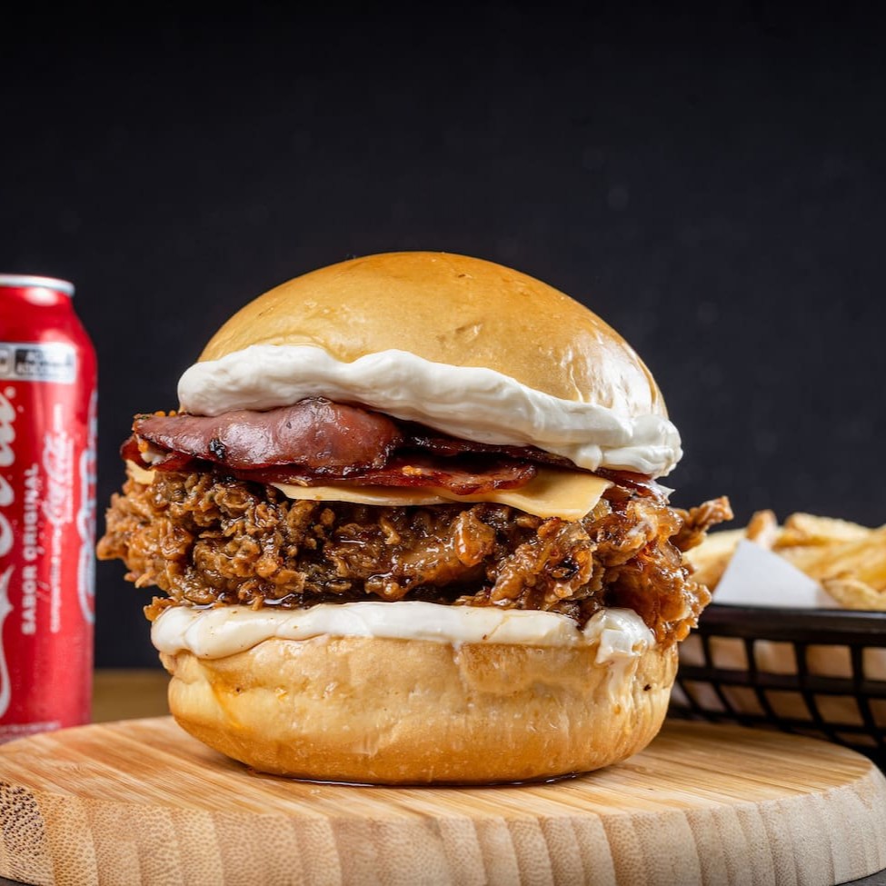 Filé de sobrecoxa crispy (ou 2 filezinhos) envoltos no molho sweet chili picante e adocicado, com bastante cream cheese e bacon crocante no pão brioche. Acompanha batata P crocante e 1 bebida gelada. Cremoso, agridoce e simplesmente irresistível!