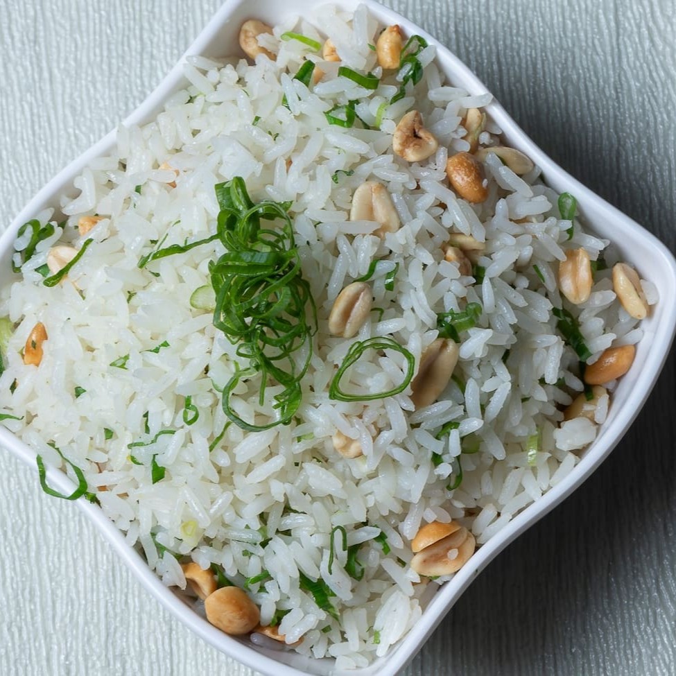 Delicioso arroz feito com cebolinha e amendoim.  Peso: (Aproximadamente 250g)