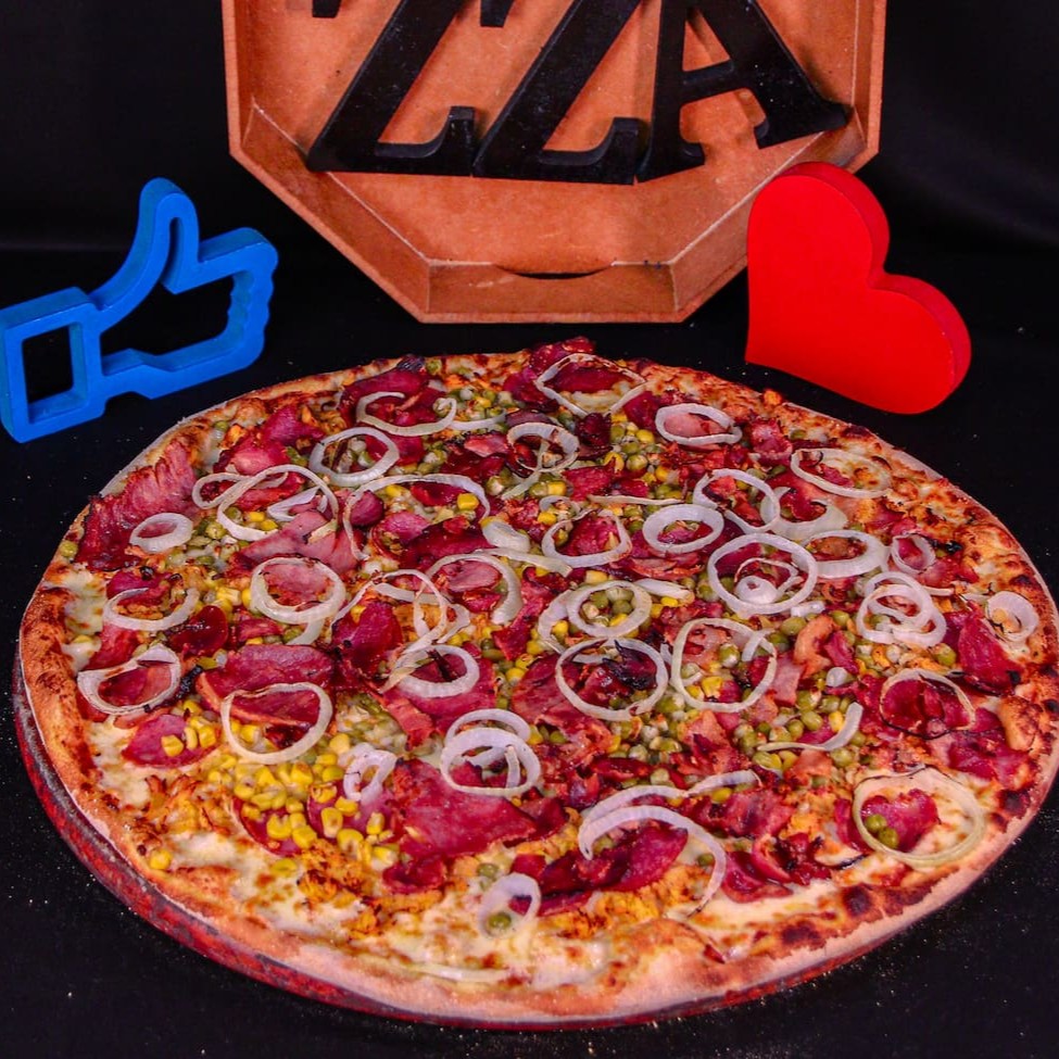 Molho da casa, mussarela, calabresa, frango desfiado, bacon, milho, ervilha, alho torrado, azeitona, cebola e orégano