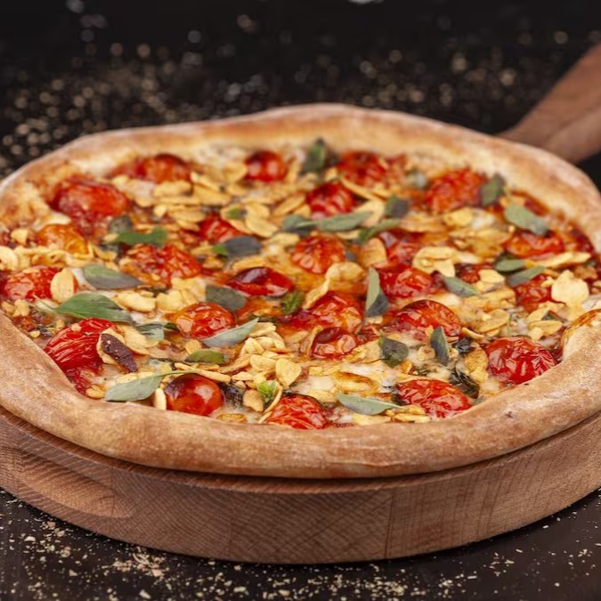 (molho de tomate, muçarela 100% búfala, alho em lascas, manjericão, tomate cereja, e orégano).