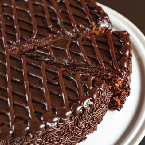 Massa de chocolate com 2 recehios e cobertura de brigadeiro preto