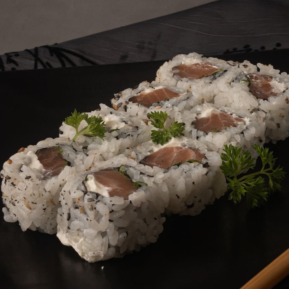 Enrolado de arroz por fora, salmão e cream cheese, vem com 10 unidades.