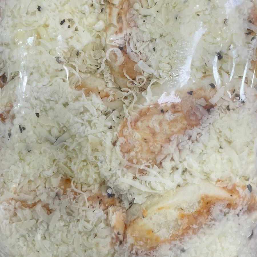 Massa pré‑assada, calabresa fatiada ou mussarela e claro, nosso queijo com presunto de alta qualidade. Basta levar ao forno por poucos minutos até o queijo derreter e a borda ficar dourada. Praticidade e sabor na medida certa!