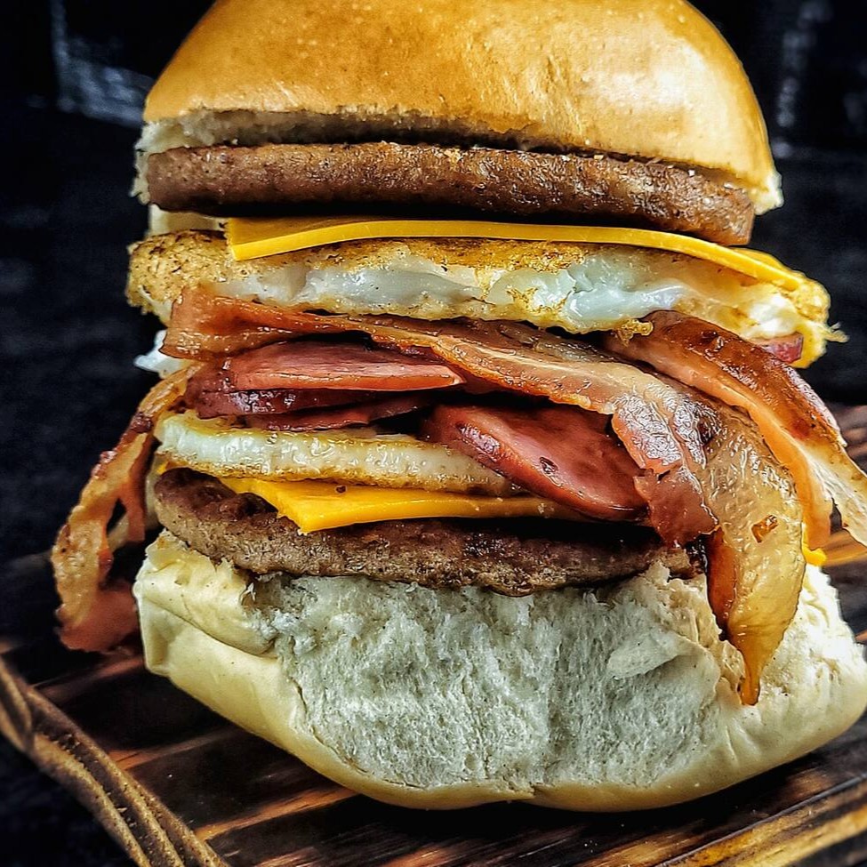 Russo plate = O 'Russo plate' é um fabuloso hambúrguer composto por duas suculentas carnes, tenro pão bola, rico queijo cheddar, um ovo perfeitamente Frito, crocante bacon, saborosa calabresa, ketchup, nosso exclusivo molho especial da casa. Uma verdadeira explosão de sabores que fará seu paladar viajar!