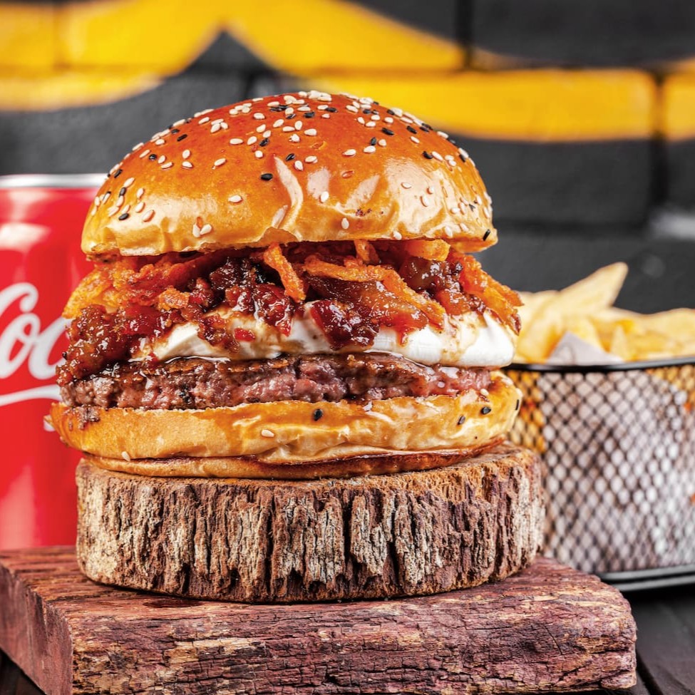 Vocês imploraram, e ele voltou! Pão Brioche Prime, Blend Angus 160, Cream Cheese, Crispy de Cebola e a maravilhosa Geleia de Bacon Reduzida no Whisky Jack Daniels. Uma verdadeira explosão de sabores!  + Acompanhamento + Bebida!