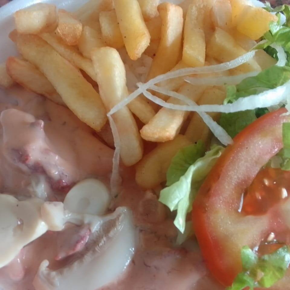 Filé de frango à pizzaiolo acompanhado de arroz branco, feijão, farofa, fritas e salada verde