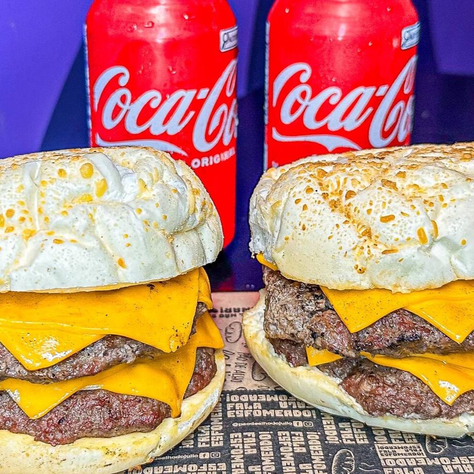 Esse combo é para o casal que não tá afim de batata frita, aí pede só 2 duplo desse que vai amassar tranquilo, e vem 2 coca lata para não engasgar de lei.