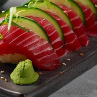 """Porção com 4 unidades de sushi Atum, preparadas com arroz temperado na medida certa e fatias frescas e suculentas de atum selecionado. Uma combinação clássica que oferece sabor marcante e textura macia, perfeita para os amantes da culinária japonesa."""