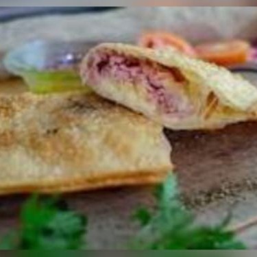 Massa de pastel frita recheada com frango, queijo, presunto, milho, maionese e orégano.