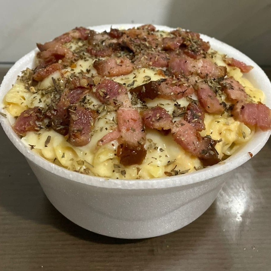 Macarrão com creme de batata e frango ,queijo,orégano, creme de leite, Bacon requeijão