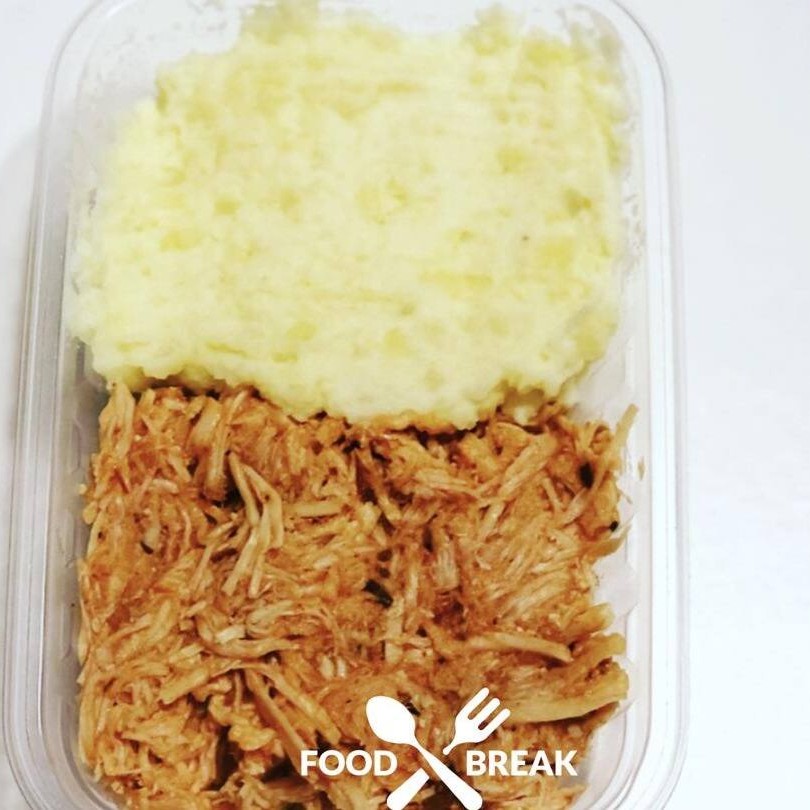 Delicosa Marmita de Frango Desfiado com arroz e pure