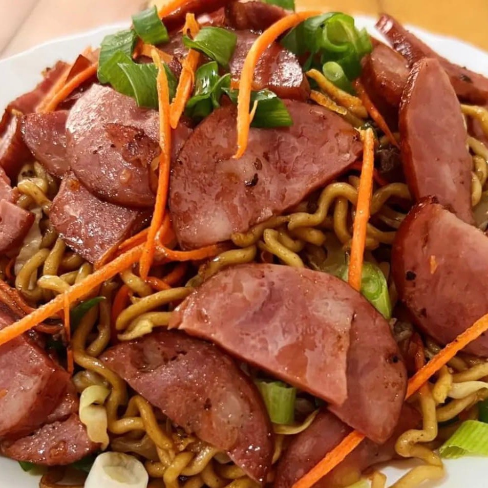 Acompanha: macarrão, calabresa, cenoura, repolho e molho shoyo __ __ Tamanhos: Pequeno : Serve até 1 pessoas _  Médio : : Serve até 1 pessoas _ Grande: : Serve até 2 pessoas