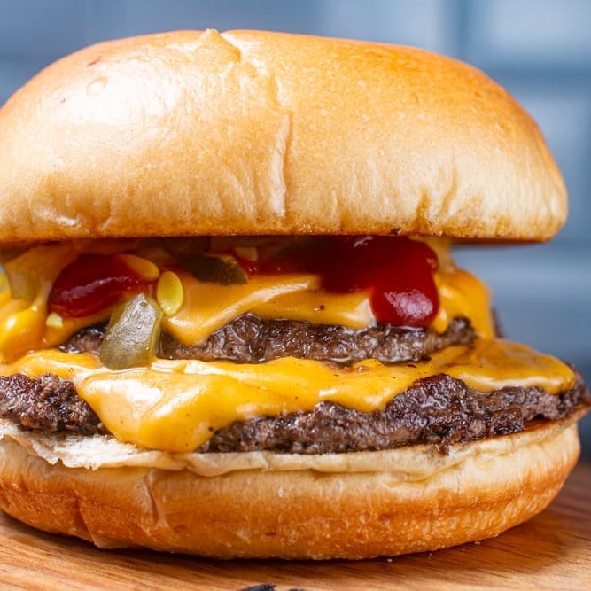 Uma singela homenagem ao quarteirão, um clássico da gigante do hambúrguer, numa releitura aqui no Brasa&Burguer  Pão Brioche 2 Carnes de smash Queijo Cheddar Picles Cebola Molho Quarterbrasa