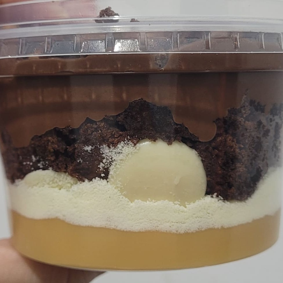 Aquele pote recheado de gostosura Nosso brigadeiro cremoso de leite Ninho, gotas de chocolate branco com leite Ninho, muitos pedaços de brownie chocolatudo e mtaaa Nutella   Aproximadamente 250g