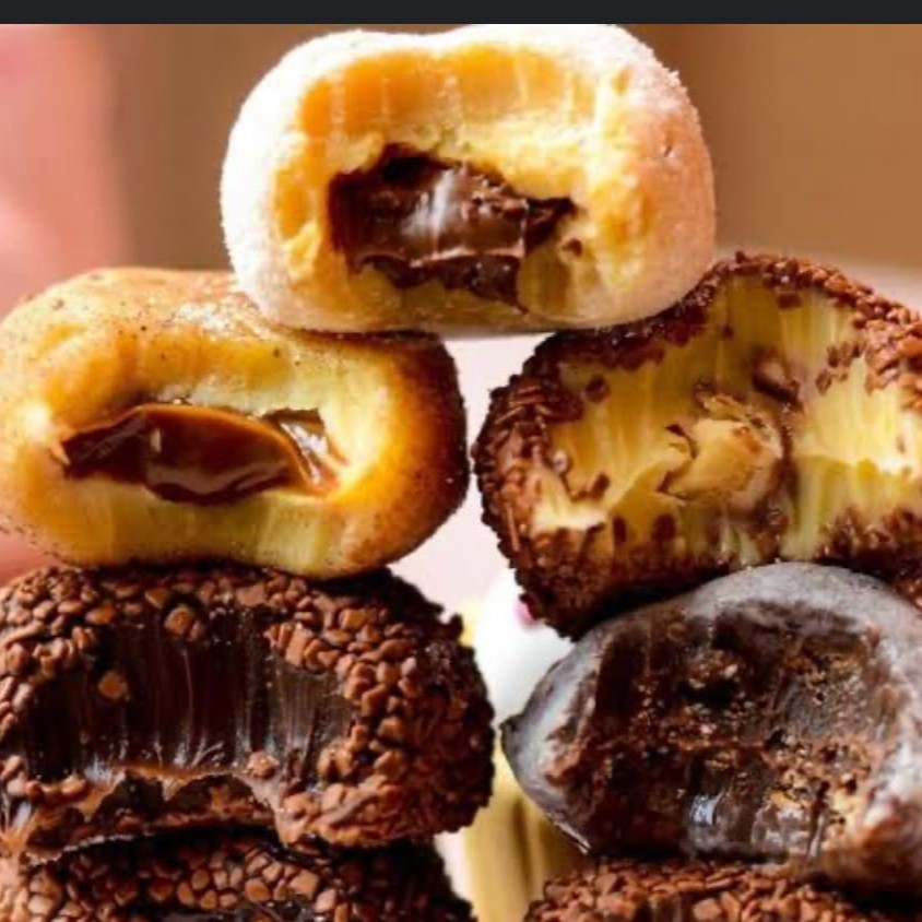 Brigadeiros Gourmet Recheados: Uma versão sofisticada do tradicional brigadeiro, recheado com cremes e sabores especiais que transformam essa delícia em uma experiência única. Feitos com ingredientes de alta qualidade, cada brigadeiro é enrolado à mão e apresenta um recheio surpreendente que derrete na boca. Uma explosão de sabor em cada mordida, ideal para quem busca o melhor da confeitaria gourmet!